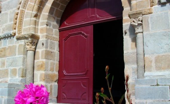 Porche. Eglise de Champdieu