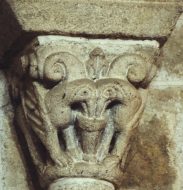 Chapiteau de griffons. Transept de l'église de Champdieu