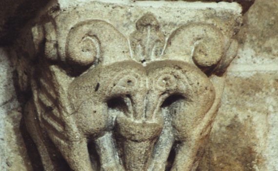 Chapiteau de griffons. Transept de l'église de Champdieu