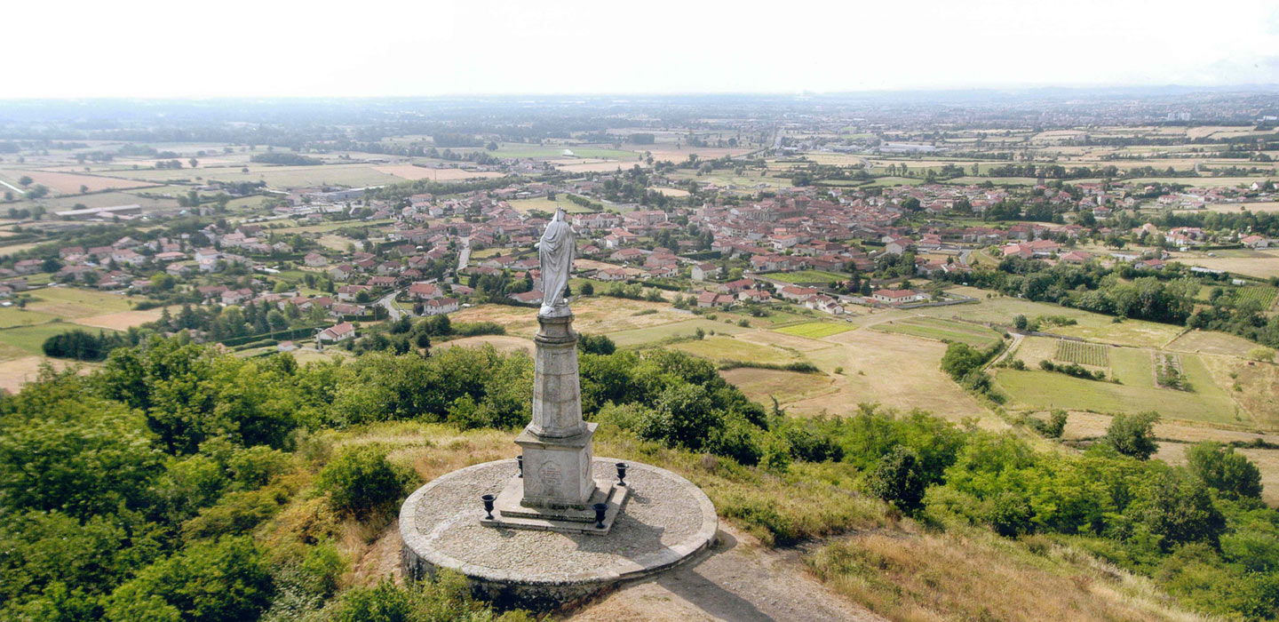 Vue du pic de  Purchon sur le village de Champdieu ( Statue de la Madone) 
