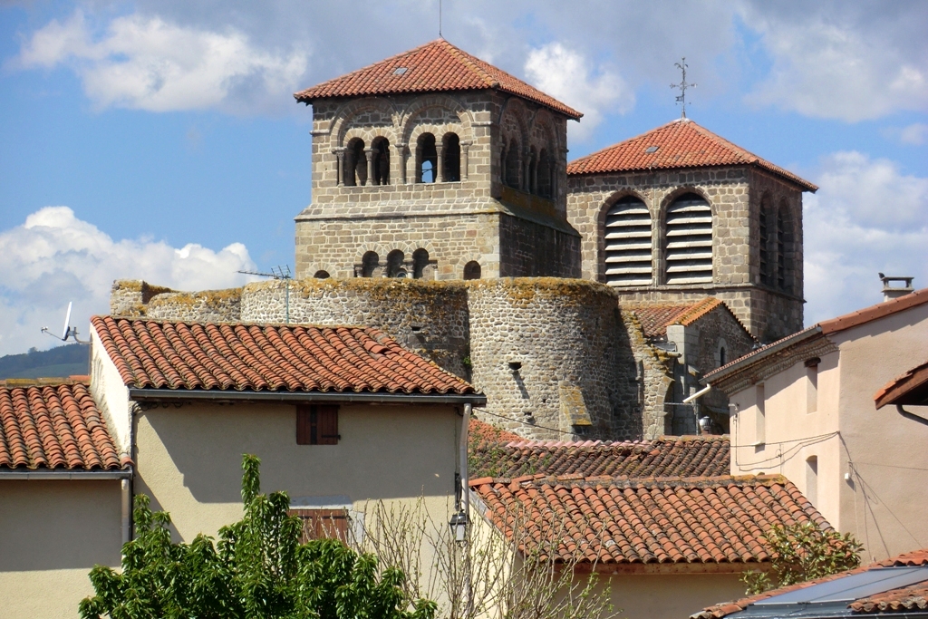Vue des deux clochers de l'église depuis l'Est